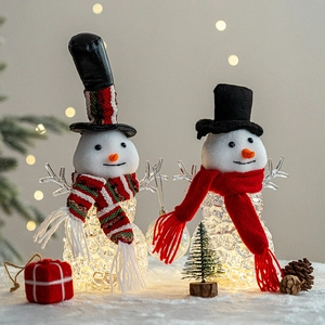 Leuchtende Glas-Schneemann-Figuren mit Schals und Hüten für festliche Weihnachtsdekoration