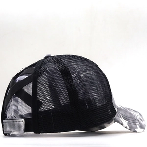 Détail des bandes élastiques croisées pour queue de cheval sur casquette filet