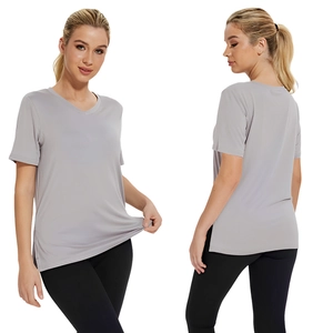 Completo sportivo da donna con t-shirt grigia scollo a V e leggings neri, fronte e retro
