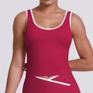 Détail du haut de sport rouge avec liseré blanc contrasté et tissu sans couture élastique
