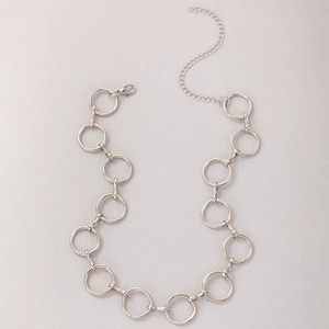 Détail du collier à cercles géométriques argentés avec fermoir mousqueton ajustable