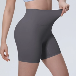 Détail de la taille haute élastique du short de yoga gris foncé à effet gainant