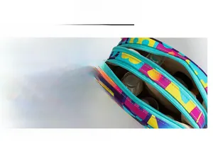 Détail macro de la fermeture éclair et de l'intérieur spacieux du sac à cosmétiques