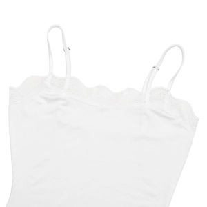 Gros plan sur la bordure en dentelle délicate du décolleté du body de yoga blanc à bretelles