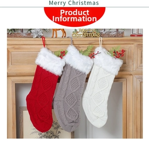 Gros plan de chaussettes de Noël en tricot avec bordure en fausse fourrure au foyer