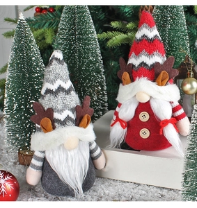 Gnomes de Noël avec bonnets en tricot gris et rouge et bois de renne sur fond festif