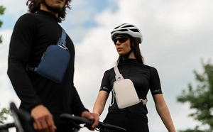 Mini outdoor crossbody bag in navy and beige showing adjustable straps for sports use