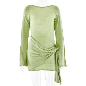 Schickes hellgrünes Langarm-Strick-Minikleid mit elegantem seitlichem Knotendetail an Taille