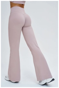 Détail du legging évasé à taille haute rose poudré avec effet gainant pour sport