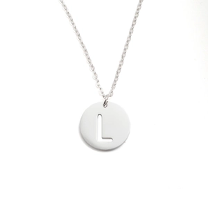 Détail du collier en acier inoxydable avec pendentif disque évidé de la lettre L