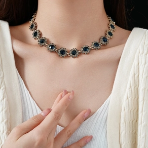 Détail du collier vintage avec pierres bleues sur le cou pour un style élégant