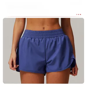 Détail du short de fitness double couche bleu marine avec une taille haute élastiquée