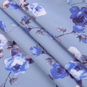 Detail von geblümtem Stoff mit blau-violetten Rosen auf Twill-Material