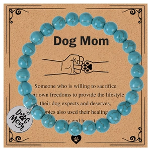 Détail du bracelet turquoise Dog Mom avec pendentif patte en acier inoxydable gravé