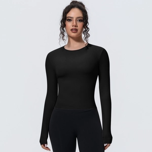 Gros plan du t-shirt de sport noir à manches longues en tissu de compression respirant et extensible