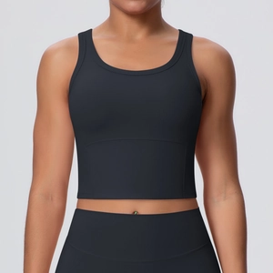 Detail eines schwarzen U-Ausschnitt Sport-BHs und Leggings aus elastischem Matten-Stoff