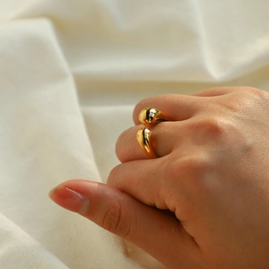 Bague épaisse en acier inoxydable plaqué or poli portée à la main au style minimaliste