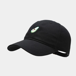 Détail de la broderie d'avocat vert sur une casquette de baseball en coton noir