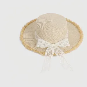 Chapeau de soleil en paille avec dentelle florale et bords effilochés pour la plage
