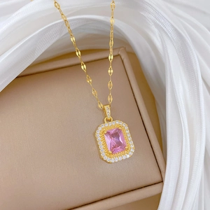 Détail du collier en or avec pendentif carré de zircon rose sur soie blanche élégante