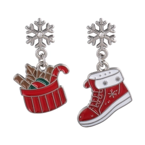 Weihnachtliche Emaille-Ohrringe mit Schneeflocken-Kristallen, Geschenkkorb und festlichen Sneakern