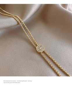 Makroaufnahme von Goldanhänger mit Sternenschliff und Zirkonia auf weichem Satin