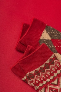 Gros plan de chaussettes en laine rouge avec motif de flocon de neige Fair Isle