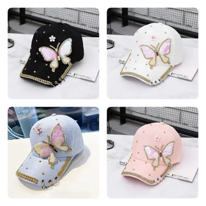 Détail de casquettes de baseball avec strass et décorations de papillons et perles