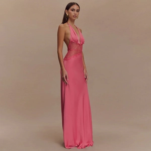 Detailansicht eines rosa Satin-Maxikleids mit Spitzeneinsätzen und Neckholder-Ausschnitt