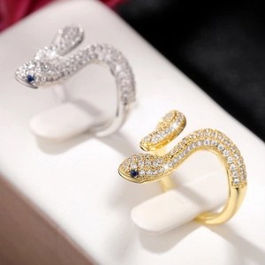Primer plano de anillos de serpiente con circonitas blancas y ojos de piedra azul