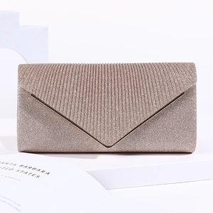 Detalle de bolso de noche oro champán con textura brillante y diseño plegado en V