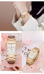 Detailansicht eines roségoldenen Tonneau-Uhrensets mit passendem Sternenarmband