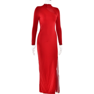 Détail de robe rouge moulante avec patchwork en tulle et fente latérale haute