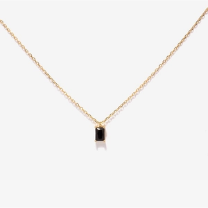 Détail du collier minimaliste plaqué or 18 carats avec pendentif rectangulaire en zircon noir
