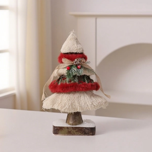 Dettaglio di un mini albero di Natale artigianale con fibre e pigne festive
