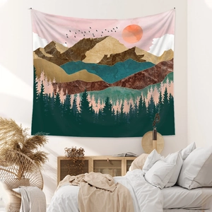 Dettaglio dell'arazzo con montagne e foresta al tramonto in una camera da letto accogliente