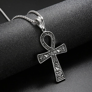 Vue détaillée du pendentif croix Ankh argentée avec des gravures de hiéroglyphes égyptiens