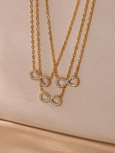 Détail du pendentif symbole infini serti de zircons avec placage en or 18 carats élégant