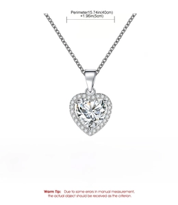 Détail du collier cœur en alliage avec dimensions et sertissage de zircones cubiques