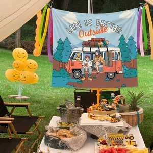 Scène de pique-nique avec tapisserie décorative de camping aux motifs de voiture et montagne