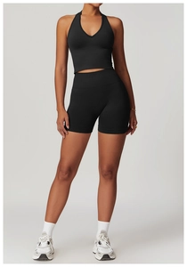 Détail de l'ensemble de yoga noir côtelé avec haut à col en V et short de fitness