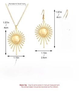 Detaillierte Abmessungen für das goldene Sonnenanhänger-Halsketten und Ohrring-Set