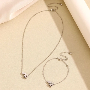 Parure collier et bracelet argentés avec pendentif lettre M et cœur sur soie douce
