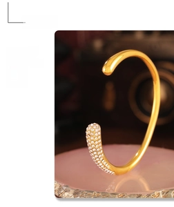 Vue détaillée du bracelet ouvert plaqué or 18 carats avec serti micro-pavé de zircons