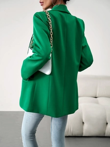 Vue arrière d'un blazer vert mi-long pour femmes montrant une coupe professionnelle