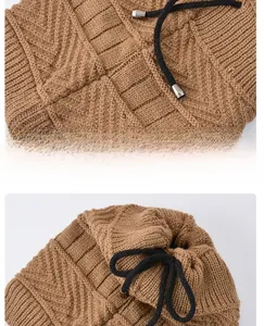 Nahaufnahme der braunen Stricktextur mit Jacquard-Muster und verstellbarem Kordelzug