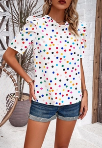 Detail der weißen Puffärmel und bunten Punktmuster auf dieser lässigen Sommerbluse