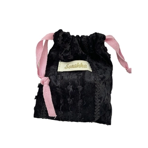 Sacchetto in velluto nero con cordino rosa e pizzo per conservare i gioielli