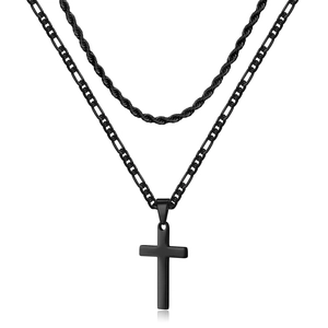 Détail du collier double couche noir avec pendentif croix et chaîne torsadée élégante