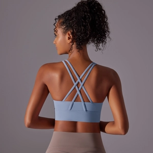 Dettaglio delle spalline incrociate del reggiseno sportivo azzurro con finitura spazzolata